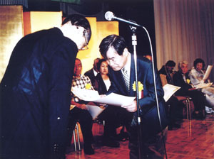今川会長より、賞状を受け取る佐藤美文さん（右側）